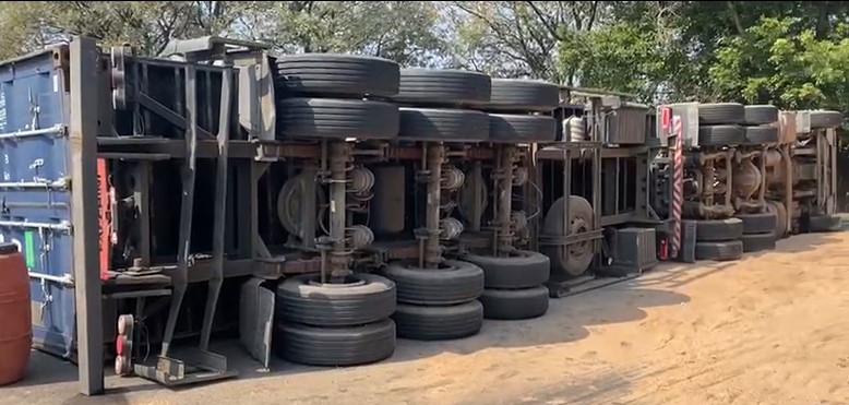 Susto em Limeira carreta tomba no anel viário