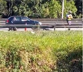 VÍDEO – Motociclista morre após grave acidente em rodovia de São Vicente