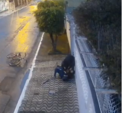 VÍDEO – Bandido agride e rouba mulher em Praia Grande