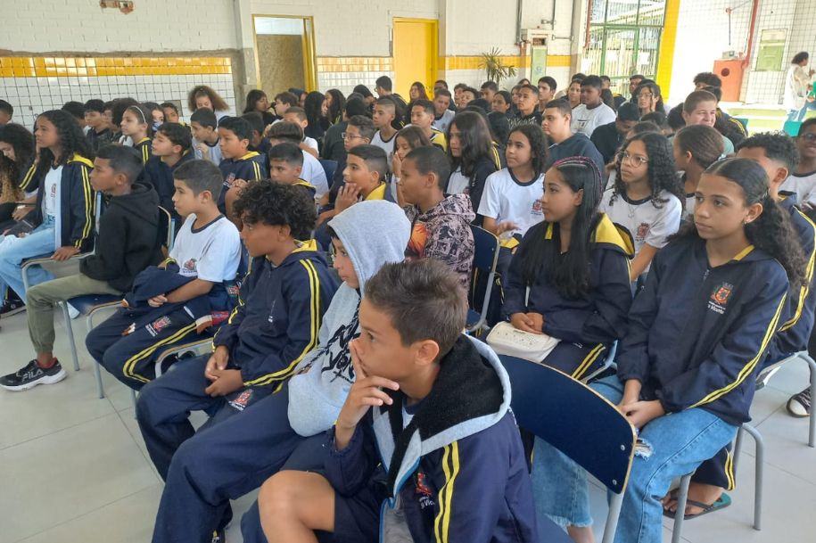 Crianças trocam a aula escolar pelo apoio à Seleção Feminina na Copa do Mundo