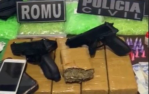 Dois homens e um mulher foram localizados com drogas e arma falsa