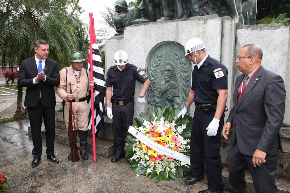 Feriado de 9 de Julho é celebrado com ato cívico em Santos
