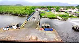 Ventos fortes interrompem travessia de balsa Bertioga-Guarujá