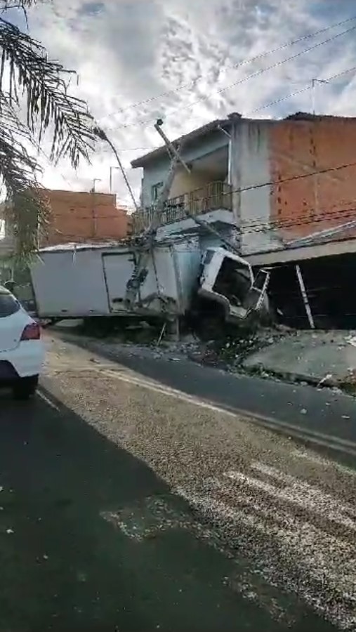 caminhao-desgovernado