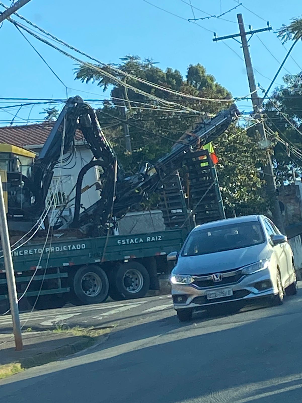 Caminhão enrosca em fios e deixa bairro sem energia em Campinas