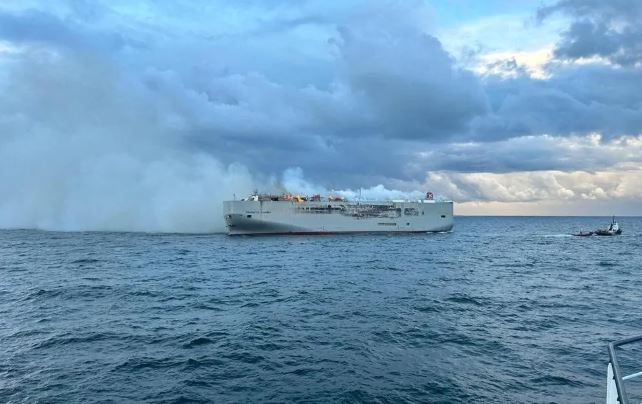 Navio com 3 mil carros pega fogo e uma pessoa morre na Holanda