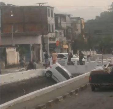 VÍDEO – Carro descontrolado cai em canal de Santos