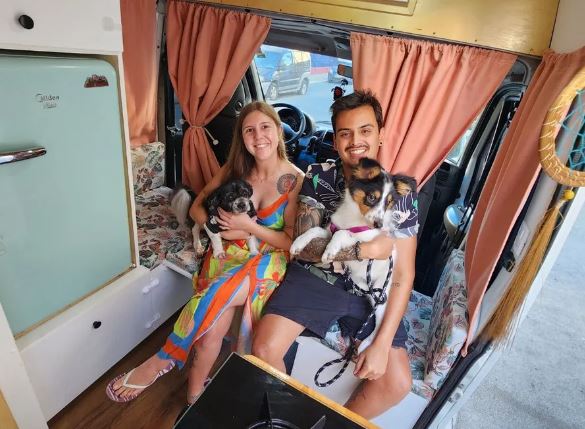 Casal adota ‘casa móvel’ para viajar pelo mundo