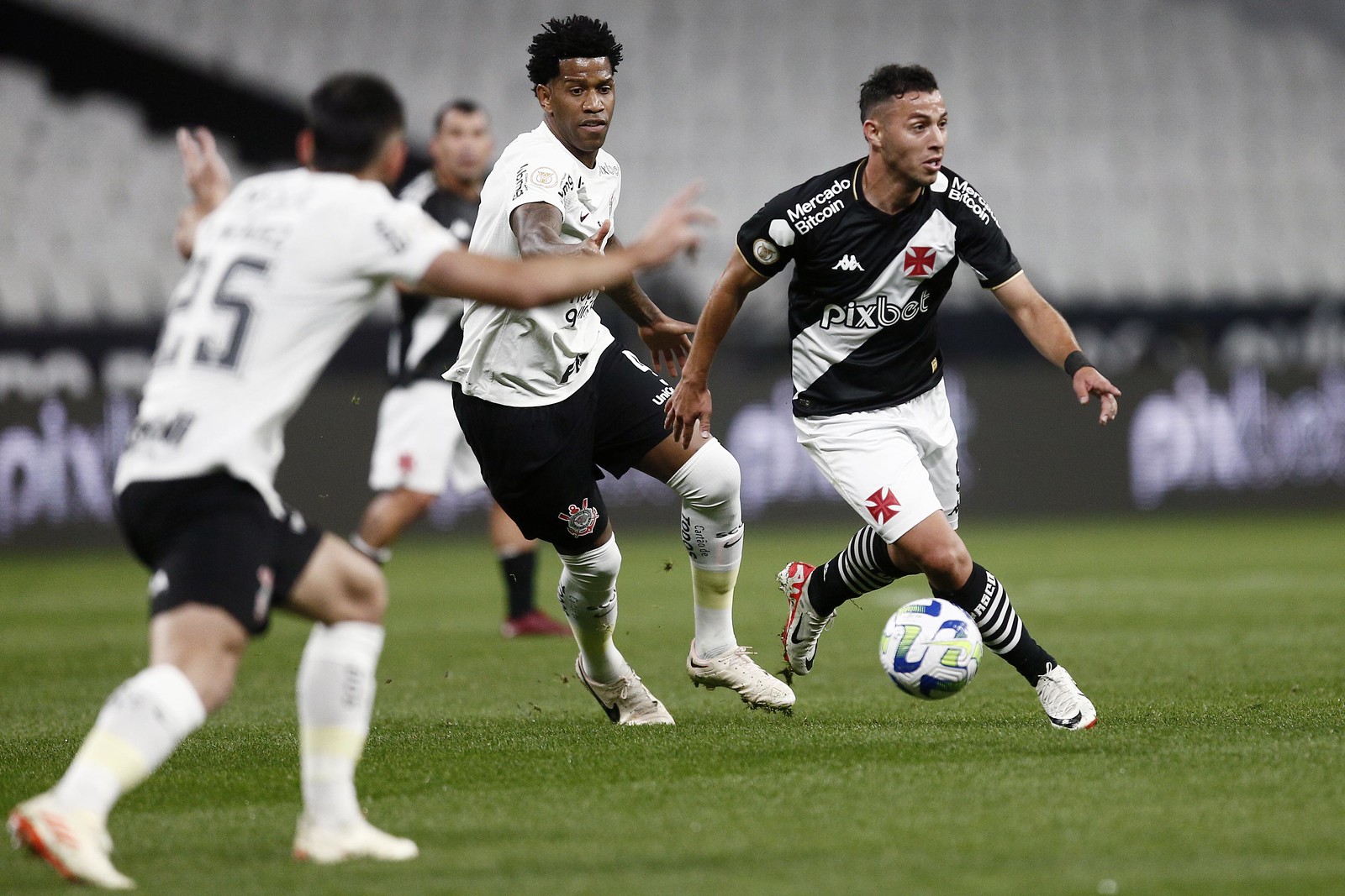 Corinthians vence o Vasco e se tranquiliza no Brasileirão