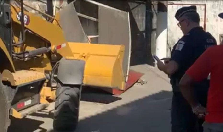 Imóveis são derrubados durante operação em comunidade de Santos