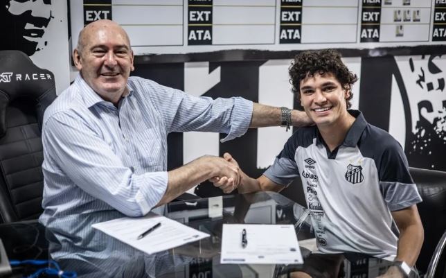 Santos contrata lateral-esquerdo Dodô