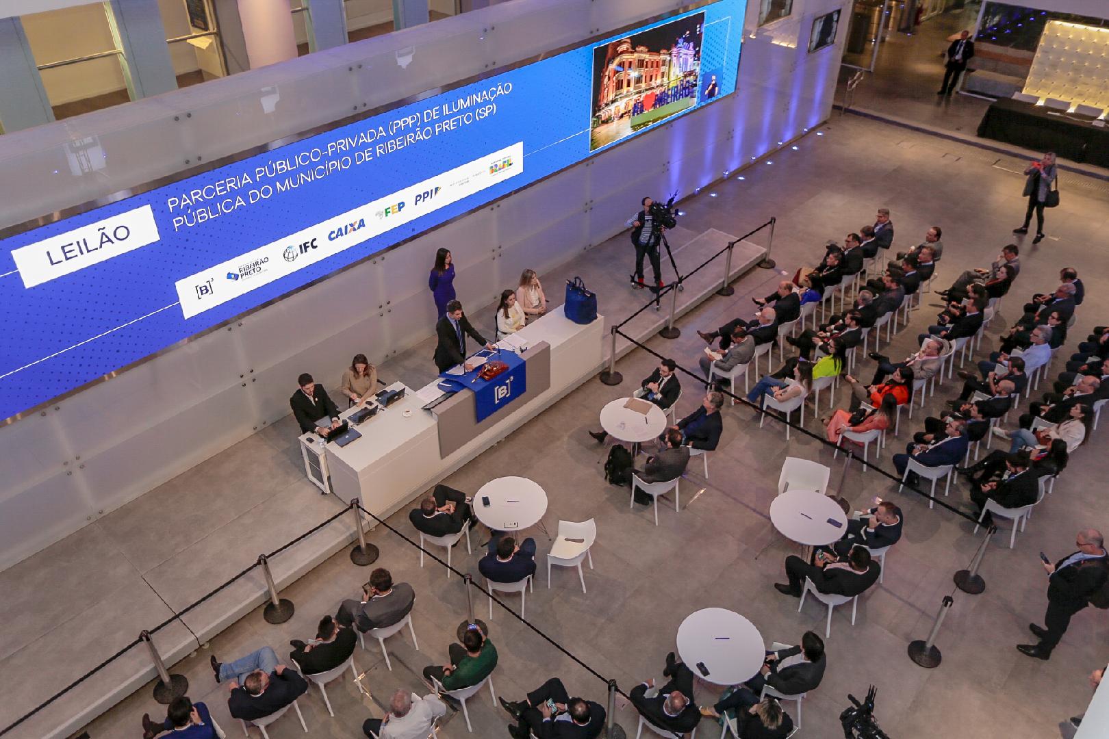 leilao_ppp_iluminacao_b3_-_foto_guilherme_sircili-14 Prefeitura revela empresa que venceu leilão de iluminação