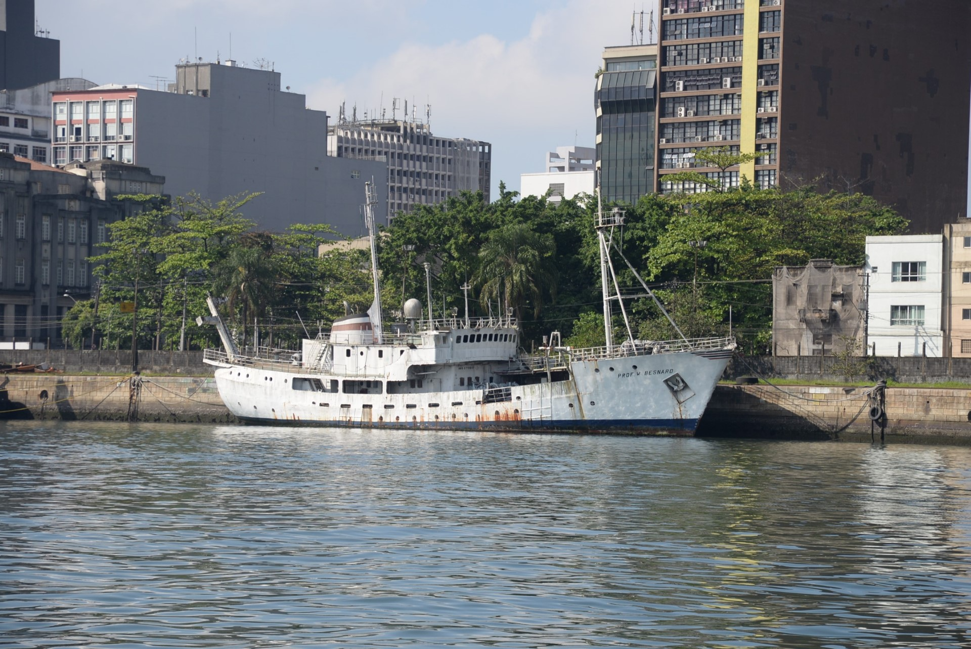 Justiça determina remoção de antigo navio da USP do porto de Santos
