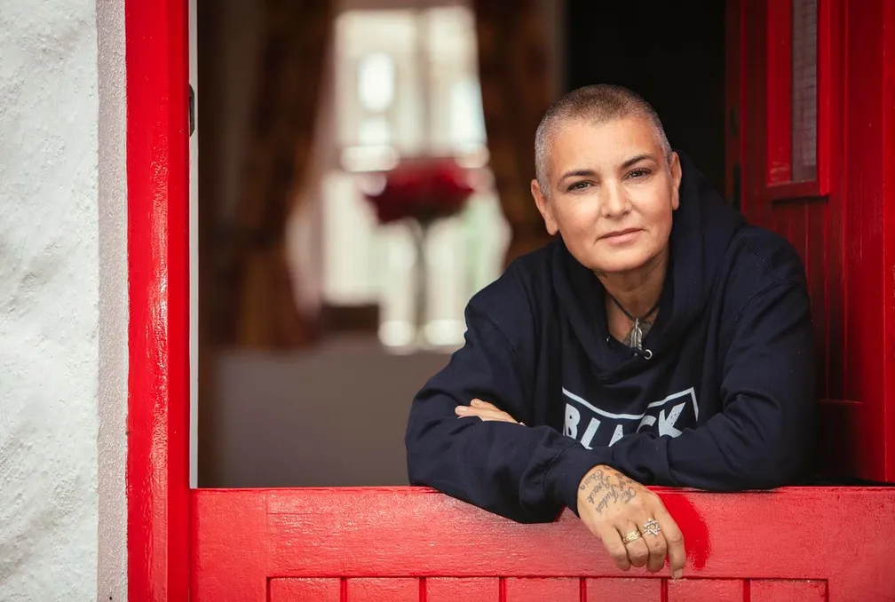 Polícia do Reino Unido divulga nota sobre morte de Sinéad O’Connor
