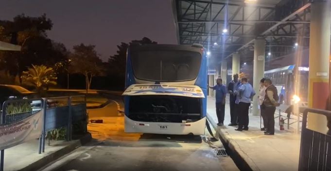 Ônibus pega fogo no terminal da Vila União em Campinas