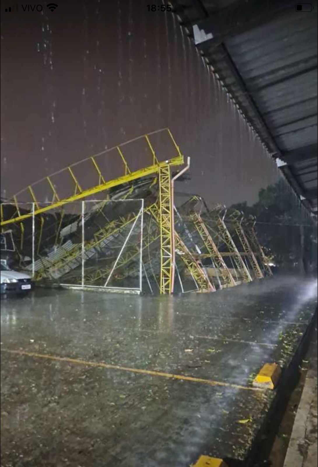 Ruas alagadas e quedas de árvores foram as conseguências da forte chuva