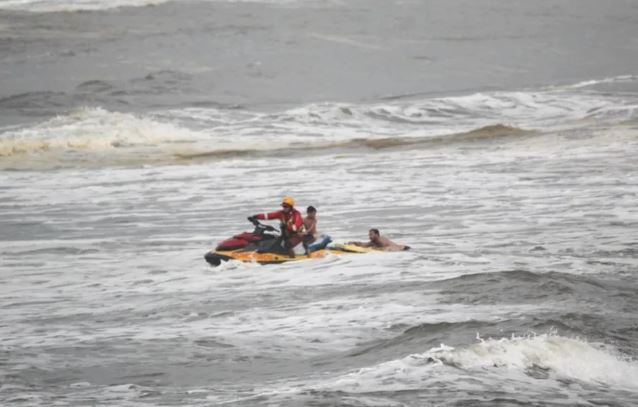 VÍDEO – Dia de herói! Bombeiro participa de resgate emocionante de pai e filho no Litoral