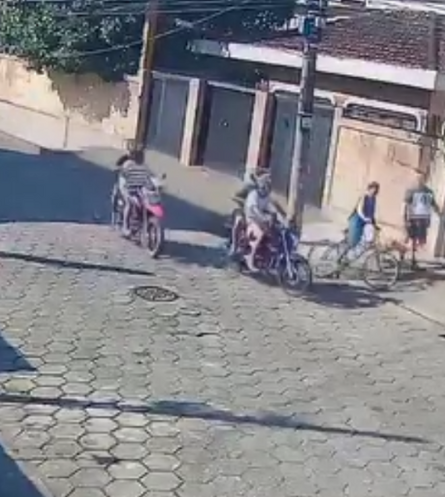 VÍDEO – Quarteto rouba mulher após cercá-la em São Vicente