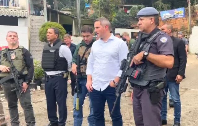 Operação no Guarujá mobiliza mais de 600 agentes em busca dos acusados pela morte de policial da ROTA