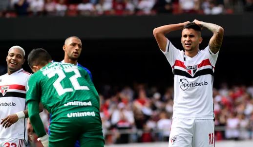 São Paulo para no goleiro do Bahia e não sai do empate sem gols