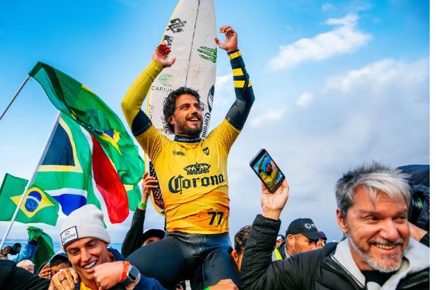 Filipe Toledo vence etapa do Mundial de Surf e carimba vaga para as Olimpíadas de Paris 2024