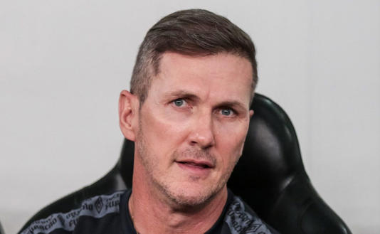 Santos pode ter novo técnico menos de um mês depois de contratar Paulo Turra