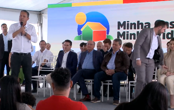 Kayo Amado se irrita com o discurso de Rogério Santos e sai do palco, durante entrega de conjuntos habitacionais