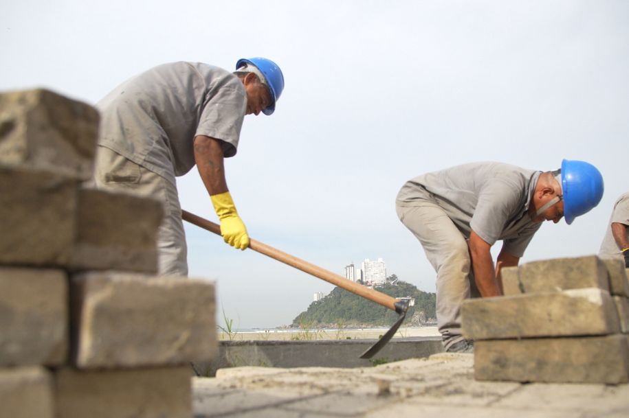 Calçadão de São Vicente passa por obras de revitalização