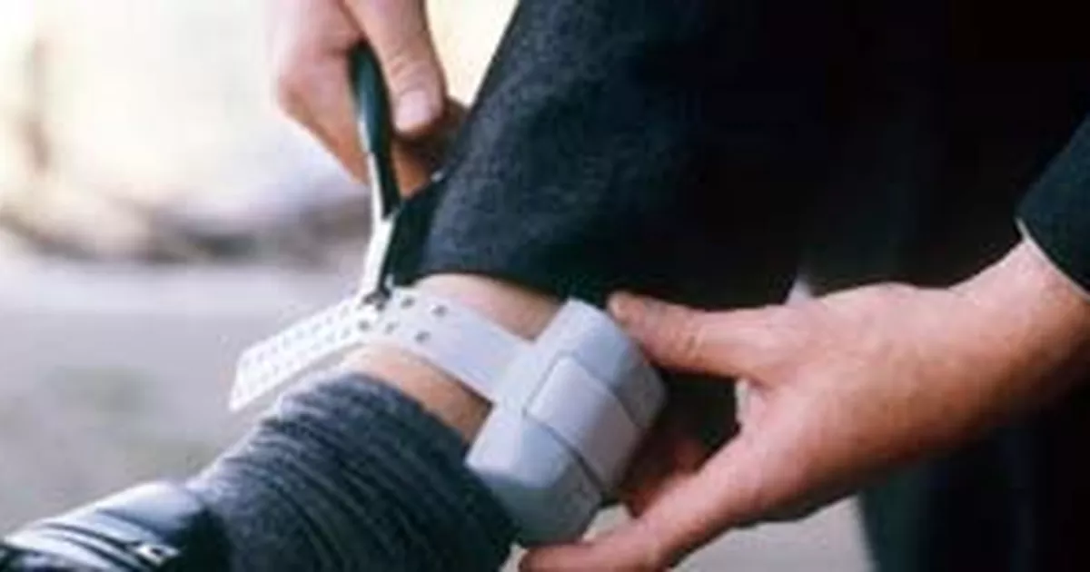 Foragida condenada por tráfico de drogas é capturada com tornozeleira eletrônica descarregada