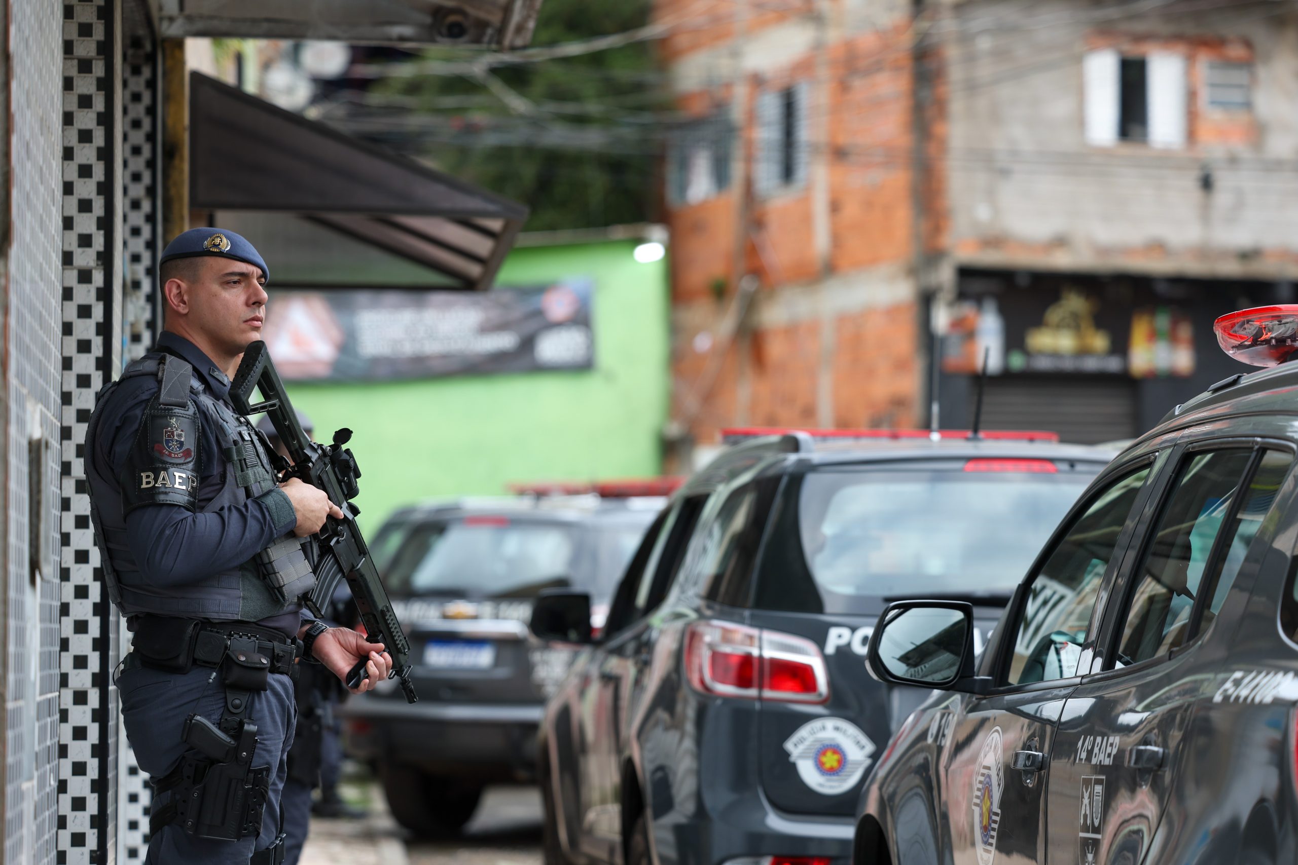 Movimentação de policiais militares do BAEP (Batalhão de Ações Especiais de Polícia), na Vila Zilda, no Guarujá, litoral paulista, local onde o policial da Rota Patrick Bastos Reis foi morto | Foto: Danilo Verpa/Folhapress