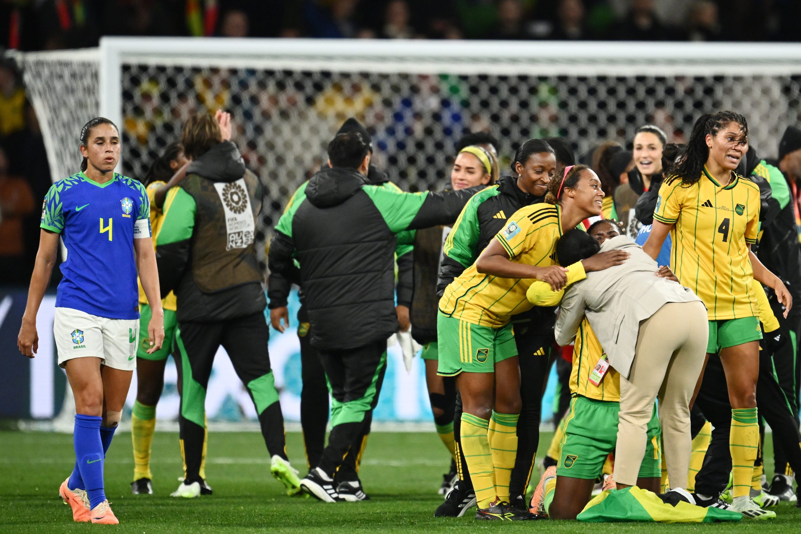 Rafaelle, do Brasil, enquanto jogadoras da Jamaica comemoram após a partida de futebol do grupo F da Copa do Mundo Feminina da FIFA 2023 | Foto EFE/EPA/JOEL CARRETT AUSTRÁLIA E NOVA ZELÂNDIA OUT EDITORIAL USE SOMENTE ORG XMIT: EA3631