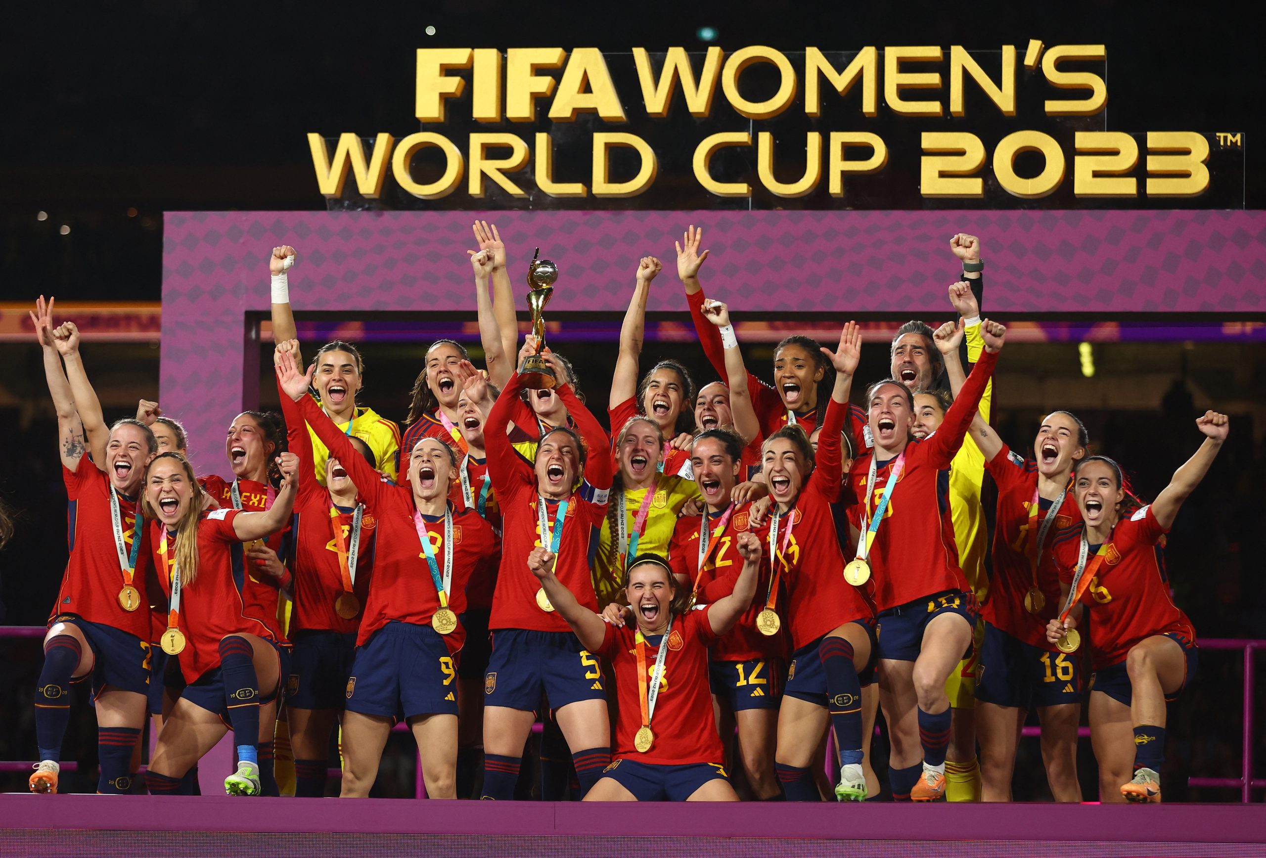 Espanha supera crise com técnico, bate a Inglaterra e é campeã da Copa do Mundo feminina