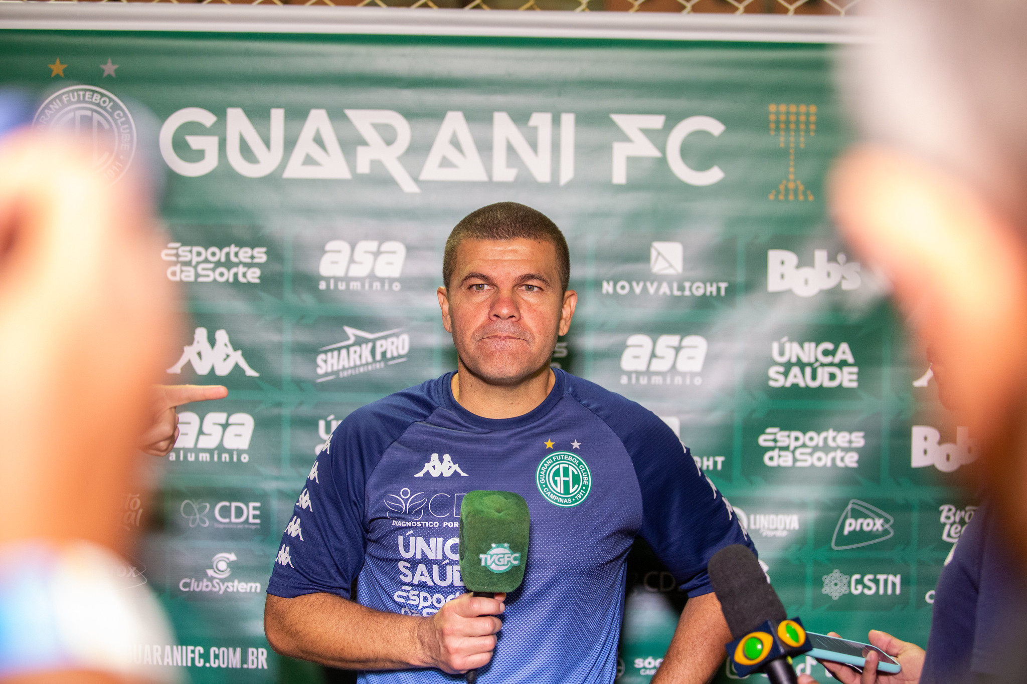 Louzer valoriza luta dos jogadores, mas critica maratona de jogos na Série B: “Precisamos jogar no sacrifício”