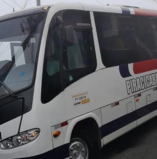 Susto: ônibus escolar com 20 crianças perde o freio em morro de Santos