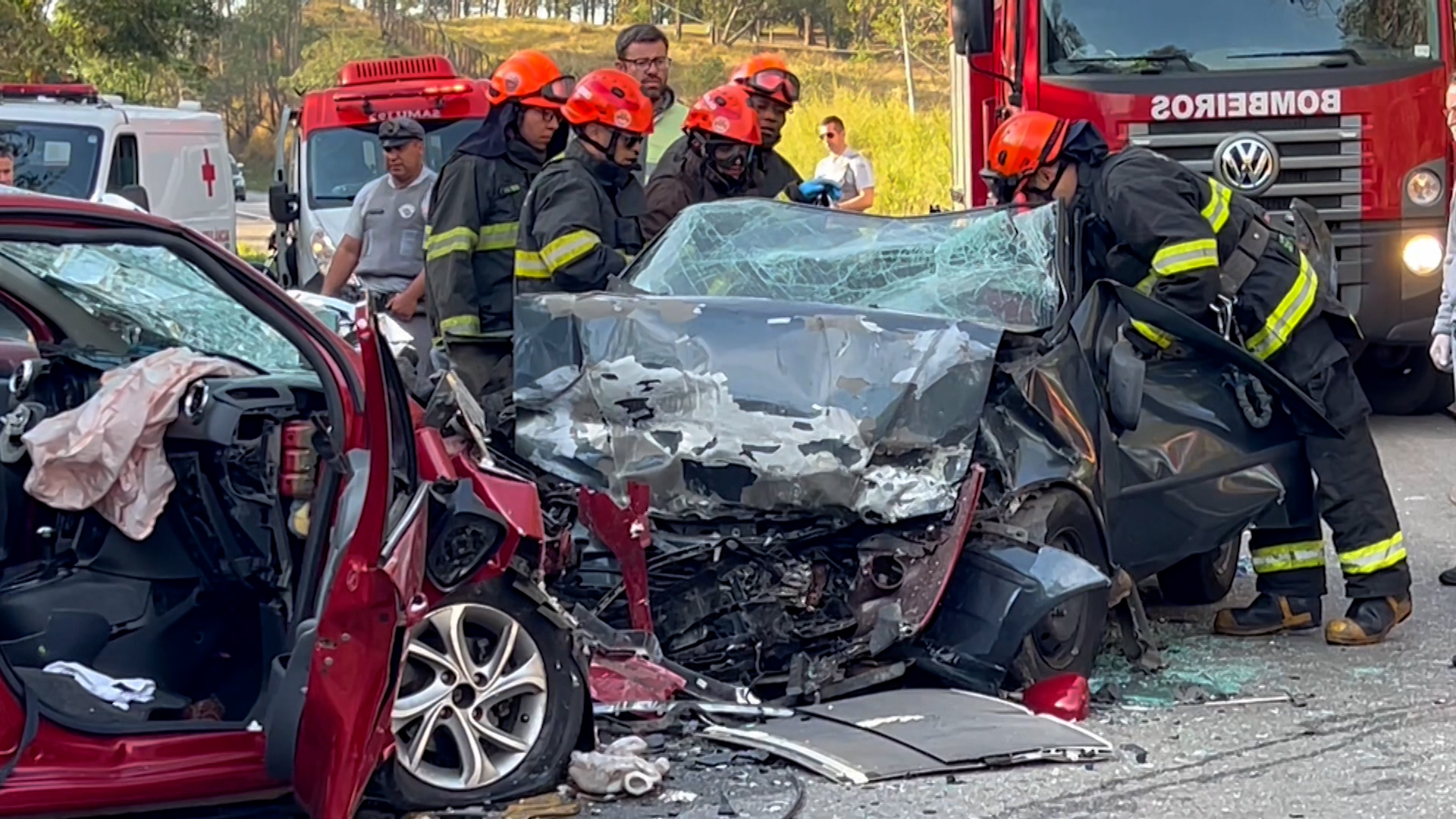 Acidente grave: três morrem e seis ficam feridos em colisão frontal