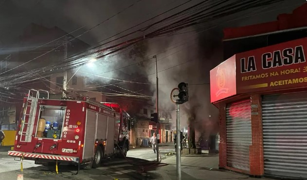 Banca de jornal é alvo de incêndio em Santos