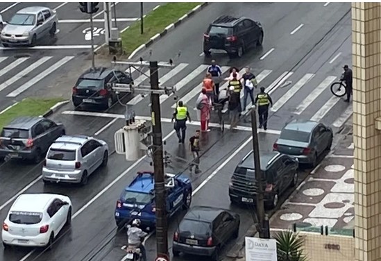 Motociclista é atingida por carro na avenida da orla de Santos