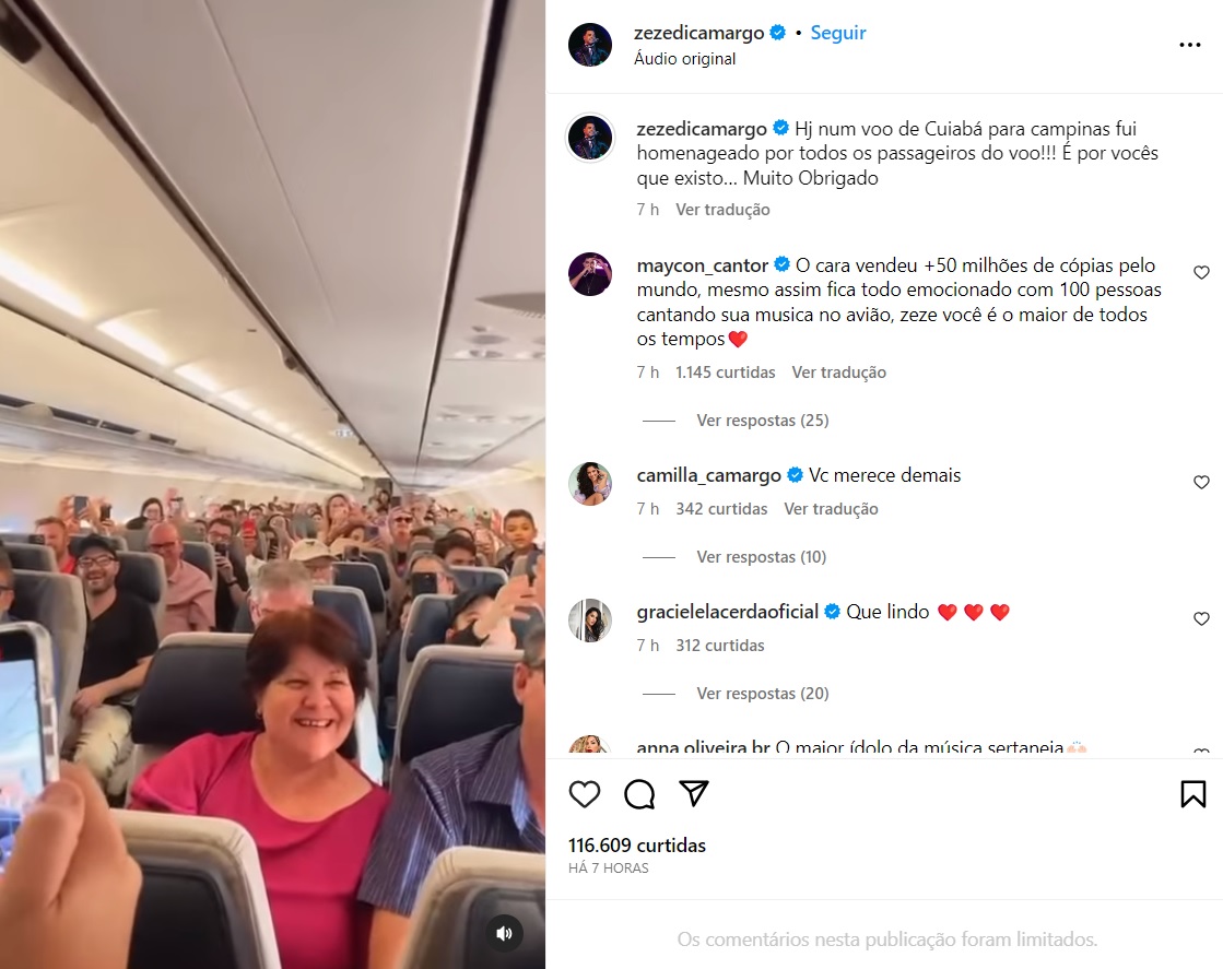Cantor Zezé Di Camargo recebe homenagem de fãs em voo