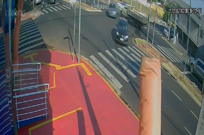 Vídeo flagra o momento em que caminhão desgovernado atinge veículo em cruzamento de RP