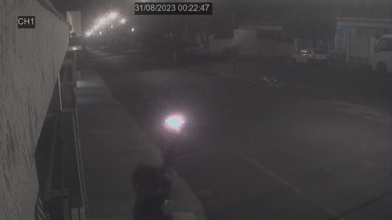 Vídeo flagra o momento em que homem atira coquetel molotov em casa de vereador