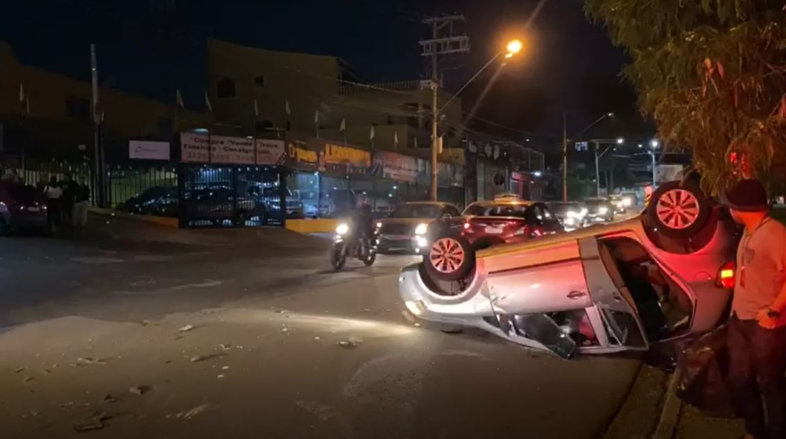 Carro capota na avenida Ruy Rodrigues em Campinas