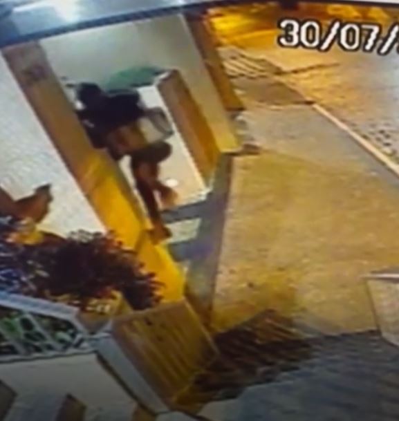 Homem escala entrada de prédio e furta objetos de apartamento em Campinas