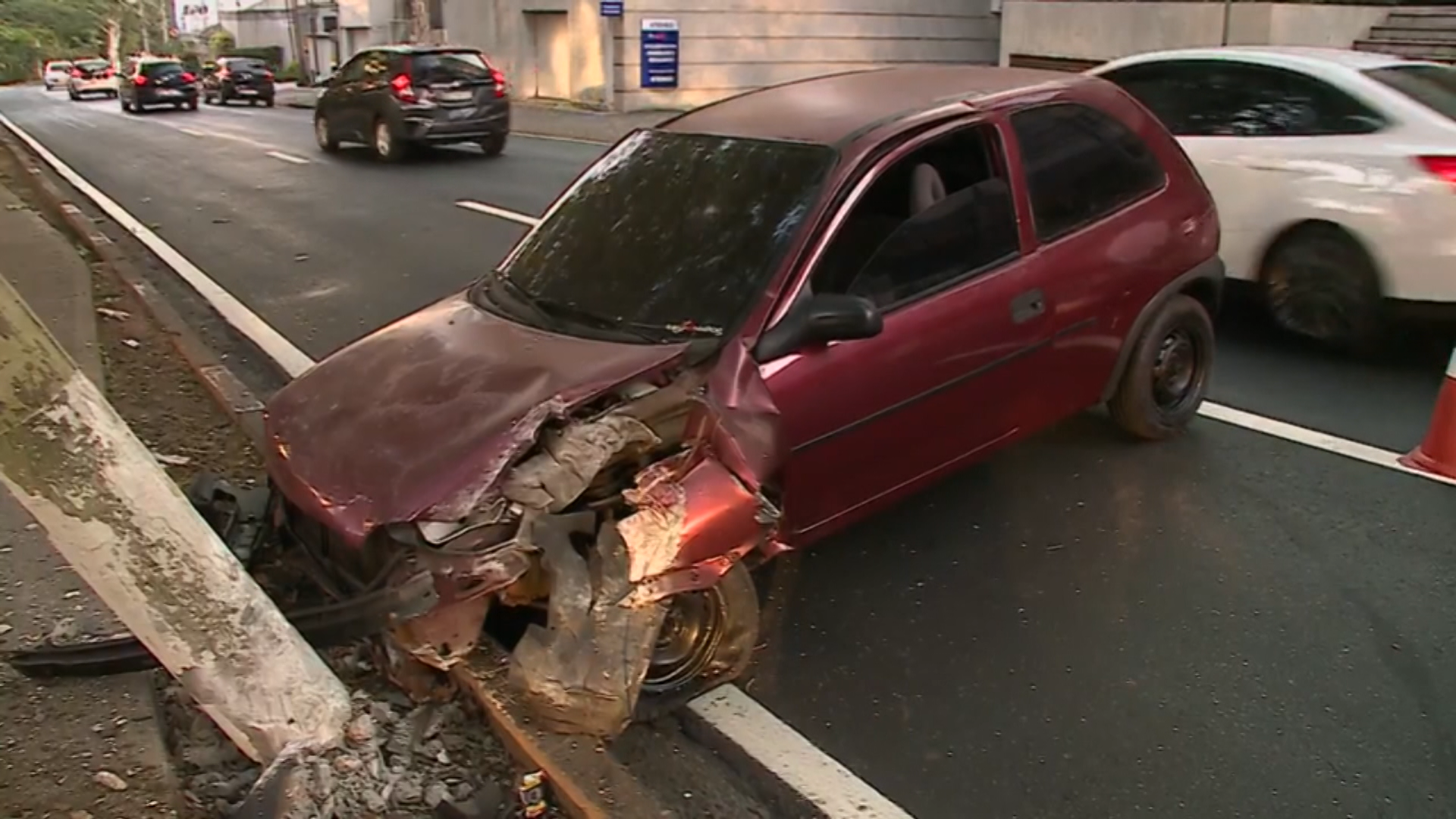 Carro bate contra poste na Avenida Norte Sul em Campinas