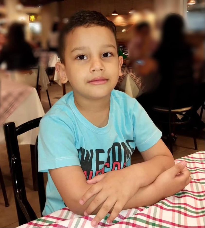 Na véspera do dia dos pais, criança vê o pai do outro lado, corre e morre atropelada ao atravessar a avenida