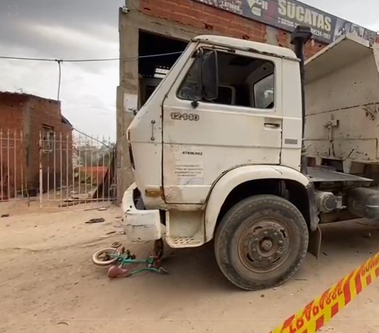 Câmeras registraram atropelamento de criança por caminhão