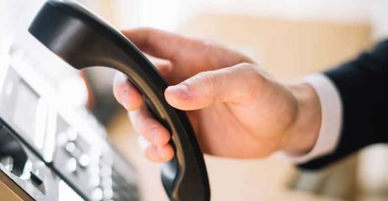 Criminosos se passam por membros de organizações criminosas para aplicar golpes em ligações telefônicas