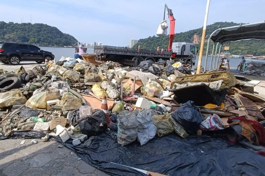 Mutirão remove 30 toneladas de resíduos em São Vicente