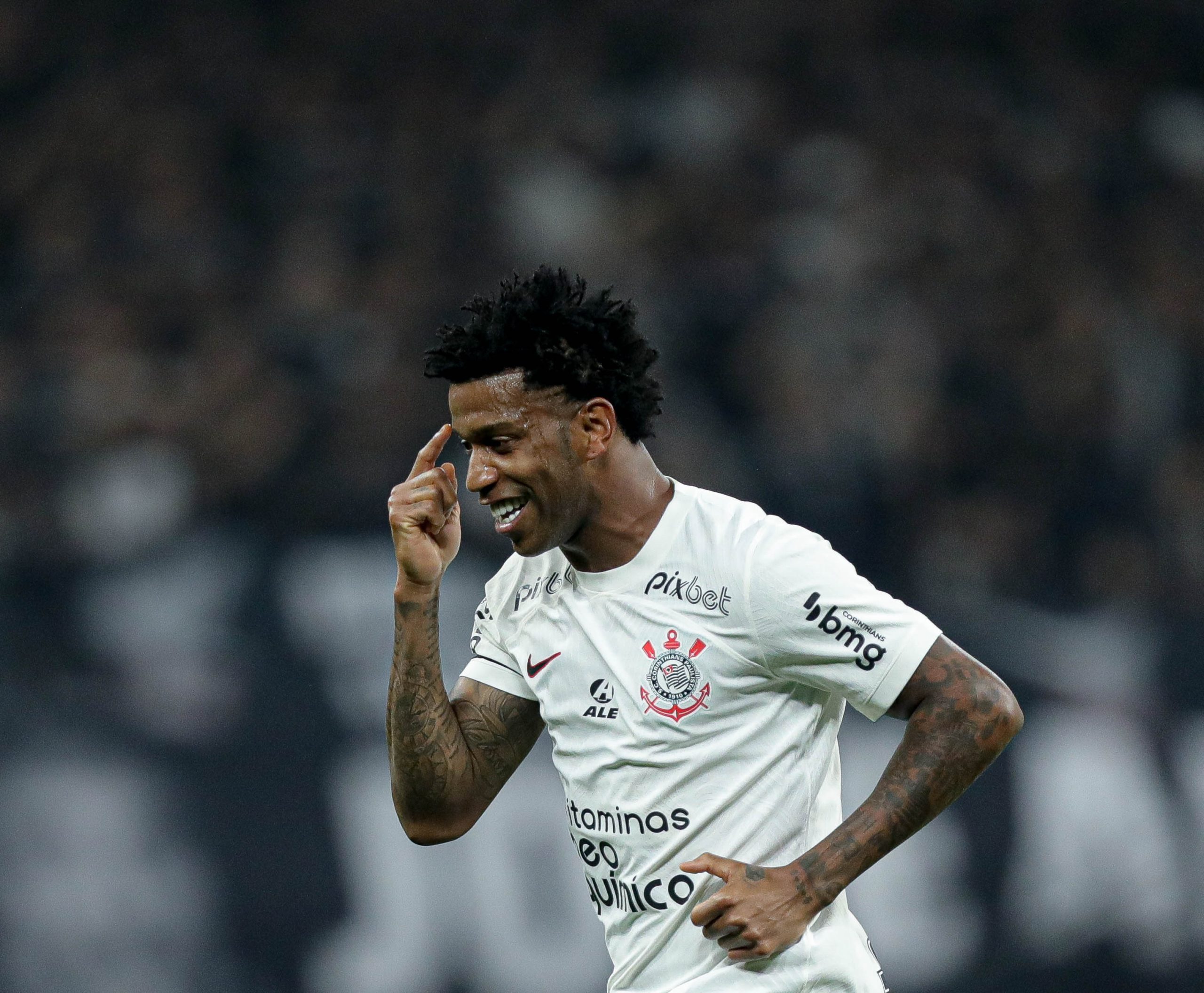 Corinthians vence Estudiantes pela Sul-Americana em jogo com homenagens e Gil decisivo
