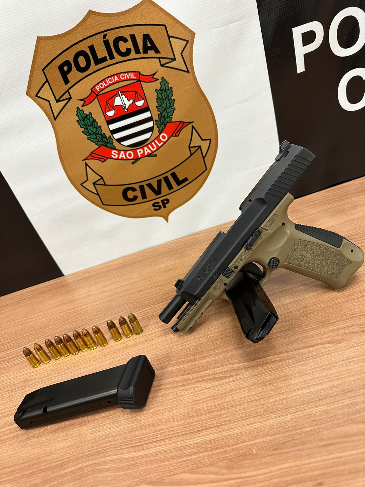 Polícia encontra munições dentro da parede