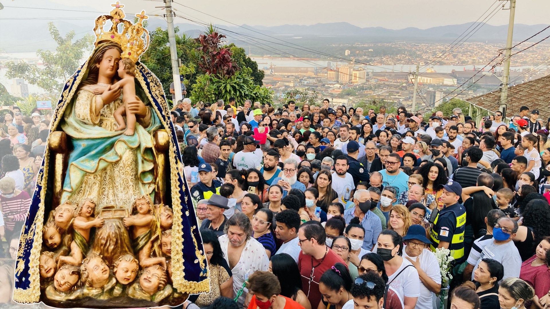 Fiéis encaram chuva para acompanhar a descida de Nossa Senhora do Monte Serrat em Santos